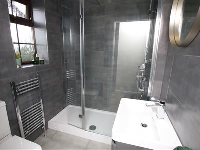 CONTEMPORARY SHOWER ROOM